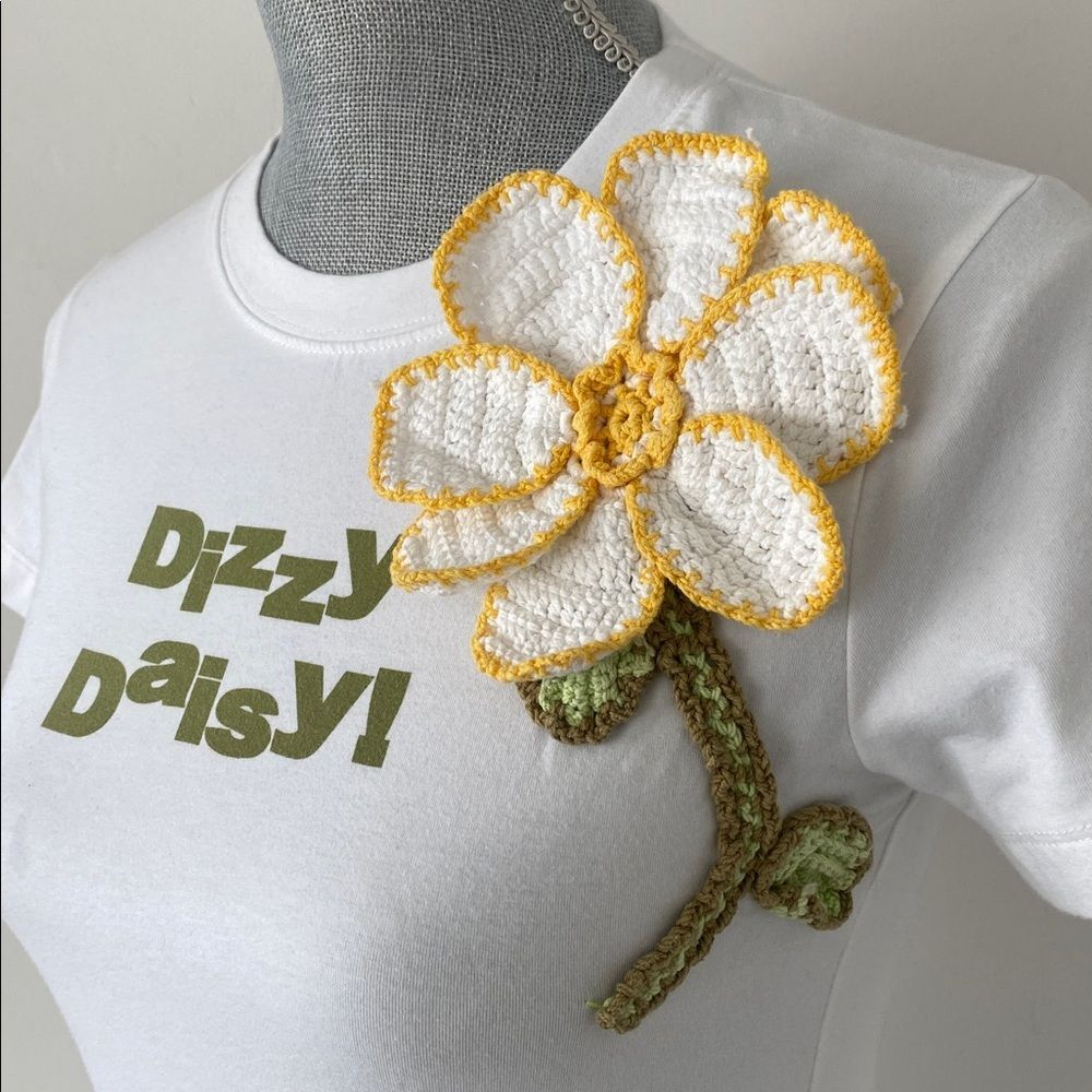 Moschino Fizzy Daisy Big Flower Crochet Application Logo on Sleeve Tee Sz S